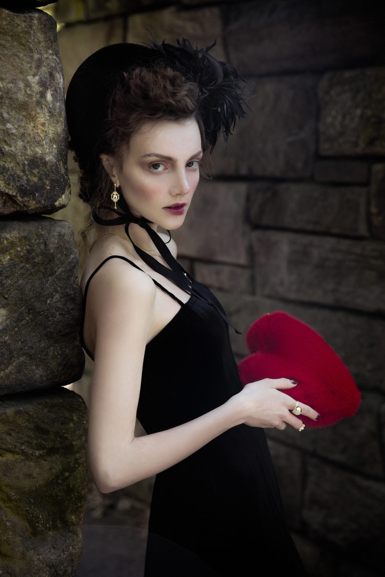 Velvet dress — Breelayne; Headdress - Сhuchu. Fur clutch - Georgine. Neckless, earrings, rings - Solomeina